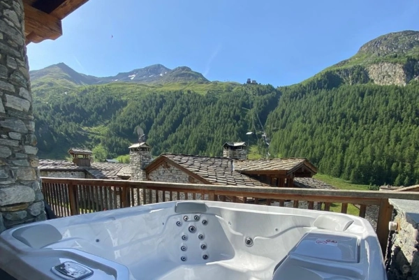 Outdoor jacuzzi on the terrace with panoramic views over Val d'Isère